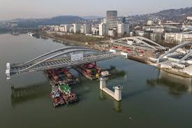 Zahlreiche schaulustige beobachteten das spektakel live an der donau oder per livestream. Neue Donaubrucke Das Grosse Einschwimm Spektakel In Bildern Linz