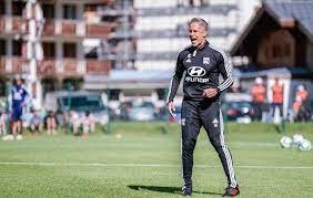Sylvio mendes campos júnior (born 12 april 1974), commonly known as sylvinho (sometimes alternatively spelled silvinho), is a brazilian football manager and former player who played as a left. Sylvinho E Demitido Do Lyon Apos Comeco Ruim De Frances Jovem Pan