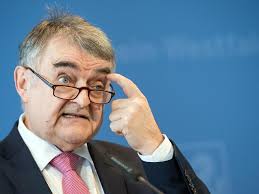 Mass mailing consists of sending numerous duplicate emails to the same email address. Koln Nrw Innenminister Reul Rizin Bombenbauer War Wohl Ein Einzeltater Rheinische Anzeigenblaetter De