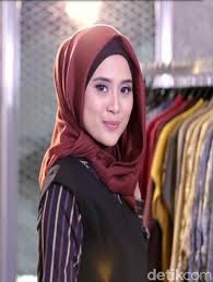 Lipat hijab segi empat menjadi segitiga seperti pada gambar 1. Tutorial Hijab Simpel Tanpa Jarum Pentul Dari Restu Anggraini