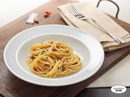 Spaghetti Aglio Olio E Peperoncino Spaghetti With Garlic Oil Recipe Barilla Stuffed Peppers Italian Recipes Authentic Recipes