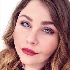 Monique Schilling's Instagram, Twitter & Facebook