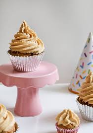 Pour faire un gâteau à deux étages, doublez la recette et utilisez 2 moules à gâteau de 23 cm. Gateau Pour Chien Meilleures Recettes A Essayer