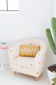 Verwandeln Sie Einen Einfachen Stuhl In Den Mittelpunkt Ihres Wohnzimmers Einen Einfachen Ihres Mittelp Patterned Chair Ikea Hack Chair Chair Makeover