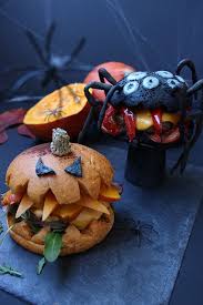 Halloween Burger Mit Gerostetem Kurbis Oder Rotem Pfeffer Halloween Essen Und Getranke Repas Halloween Facile Idee Repas Halloween Recette Halloween Apero
