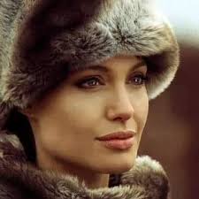 Que a vida te traga a idade, mas nunca o desencanto. Que os anos passem,  mas que nunca te habitues. Sê como o rio, que flui em direção a algo maior.  Que