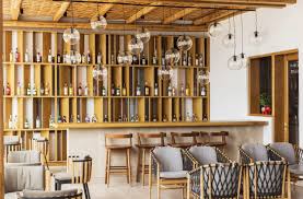 Misafirler urla'daki şarap üreticileri dahil toplam 9 butik üreticinin 85 çeşit şarabı içerisinden seçecekleri şarapları ile şefin yaptığı özel lezzetlerle. Cafe Rinela Rinela Mitsis Hotels