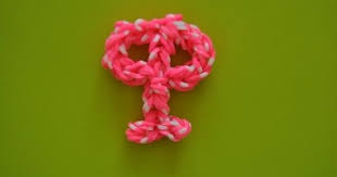 как сплести из резинок одежду для кукол монстер хай Bukva F Iz Rezinok Tolko Kryuchok Kak Plesti Video Urok Diy Letter F Happy Rainbow Loom Floral Floral Rings Rainbow Loom