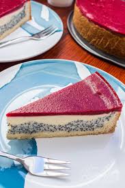 Das mehl in eine schüssel sieben, eine mulde in die mitte drücken, die hefe zerbröseln und in die mulde geben. Veganer Mohn Kasekuchen Mit Fruchtigem Himbeerspiegel For The Hearts Kitchen Die Kuche Mit Herz Von Christian Schafer Kreative Einfache Vegane Rezepte Fur Jeden Tag