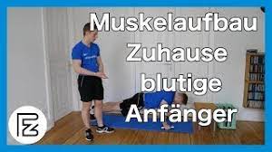 Du musst dabei vor allem auf die hohlkreuzhaltung achten und die knie müssen hinten den zehenspitzen bleiben. Muskelaufbau Zuhause Trainingsplan Fur Blutige Anfanger Youtube