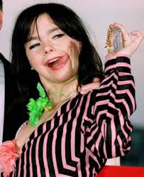 Benny Safdie dans le rôle d'Agamemnon dans L'Odyssée. Le costume provoque  un sacré remue en ligne. Que pensez-vous du casque ?