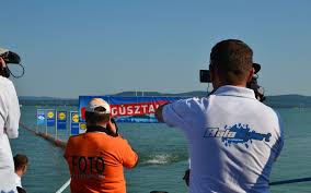 Az úszó folyosón kerülgetjük a labdázó gyermekeket és a lángosos bajszú papákat? 36 Balaton Atuszas Balasport Hu
