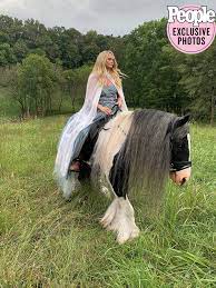 Original lyrics of settling down song by miranda lambert. Go Behind The Scenes With Miranda Lambert And Her Husband And Horse On The Settling Down Video People Com