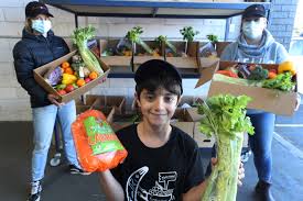 Fruit family's passion to help Wollongong community during lockdown with  free fruit boxes