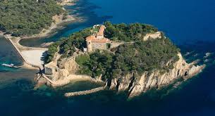 The fort de brégançon (english: Emmanuel Et Brigitte Macron Les Voisins Des Macron Au Fort De Bregancon Sont Deja Au Bout Du Rouleau Vanity Fair