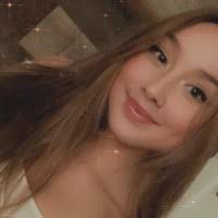 Kelly Crossen's Instagram, Twitter & Facebook