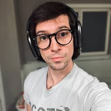 Podrías hacer una película sobre esto Llámalo, "No hay lugar a donde ir  para viejos"