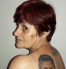 Tiene 54 años y se tatuó la cara de Messi en la espalda