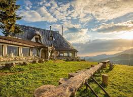 Trebuie sa recunoastem, castelele au un farmec aparte si odata ce le treci pragul ti se dezvaluie o lume fascinanta, plina de povesti uimitoare. Cele Mai Frumoase Pensiuni Din Romania Iturist Ro