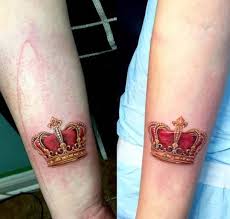 Crown Tattoo For Couples Cifler Icin Kral Kralice Dovme Modelleri Tatuajes De Parejas Tatuaje De La Corona Tatuaje De Corona