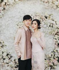 Gak melulu outfit yang dilengkapi hijab, lho. 30 Model Kebaya Lamaran Hijab Simpel Modern Muslimah