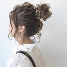 寝グセがひどいけど時間がない 今日はアクティブに動きたい など 様々なシーンで役立つ簡単ヘアアレンジの定番 お団子ヘア ミディアム ロングヘアの方が楽しむ印象のあるお団子ヘアですが コツを掴めばショート ボブヘアでも簡単に出来て可愛くなれるんです