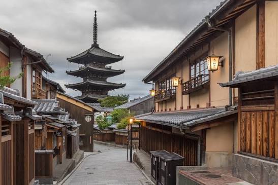 Jalan berbatu menuju Pagoda Yasaka di Kyoto — itinerary hari kelima tour Jepang private