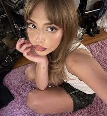 Elizabeth Magallanes's Instagram, Twitter & Facebook