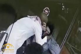 شخص يغافل امرأة ويتحرش بها داخل مطعم في الرياض والشرطة تلقي القبض عليه وتكشف عن جنسيته صحيفة المرصد