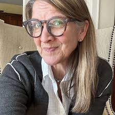 Leslie Latimer's Instagram, Twitter & Facebook