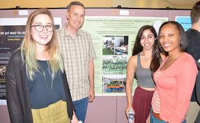 Professor-student team discuss preliminary research findings