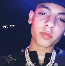 Yo mirando como mi Compa Viene llegando con el 2 pa 2 que nos merecemos