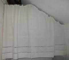 inspiration pinterest quand on pense aux combles, on imagine souvent un vieux grenier destiné à recevoir tout ce qu'on ne souhaite pas voir chez soi. Rideaux En Sous Pente Avec Un Drap Ancien Brode Rideau Dressing Rideaux Rangement Pour Draps