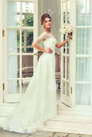 Neuter noun wedding dress, bridal dress or gown declension hochzeitskleid is a neuter noun. Moderne Braut Im Herrlichen Und Noblen Hochzeitskleid Mit Hochzeitsblumenstrauss Von Blumen Perfekte Hochzeitsfrisur Fur Langes Haar Luxuriosen Brautschmuck Und Outfit Lizenzfreie Fotos Bilder Und Stock Fotografie Image 79188684