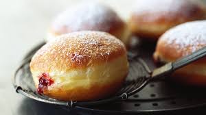 Krapfen (hefeteig), aus hefeteig, typischerweise ein kleines, rundes, oft süß gefülltes . Zwischen Spessart Und Karwendel Krapfen Selber Backen Rezepte Zwischen Spessart Und Karwendel Br Fernsehen Fernsehen Br De