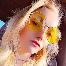 Tamara Bremer's Instagram, Twitter & Facebook