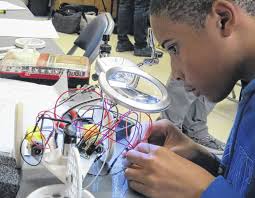 Nonprofit tests new course to teach STEM to underprivileged students