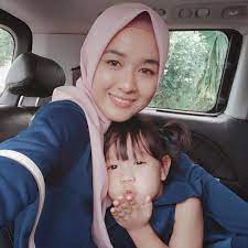 Personaliti media sosial, farah lee menerusi satu entri terbaru yang dimuat naik di laman instagram, tampil berkongsi jom kita tonton farah lee share koleksi kasut dia, baju, tudung dan travel tips. Farah Lee Berhijrah Ke Uk Bersama Anak Tapi Bekas Suami Kongsi Gambar Sedih Kisah Dunia