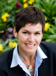 Scrappy Women in Business: Living Proof that Bending the Rules Isn't  Breaking the Law (Scrappy Guides): Julie Castro Abrams, Carole Amos, Hannah  Kain, Mai-Huong Le, Sue Lebeck, Terrie Mui, Pat Obuchowski, Nathalie