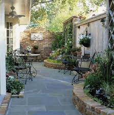Cool 25 Landscaping Ideas To Make Small Backyard Look Spacious Https Wartaku Net 2017 05 26 25 Landscaping Ideas Mak Backyard Getaway Backyard Backyard Patio