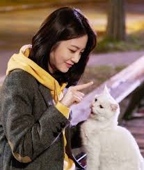 Shin Ye Eun pointing at a white cat 