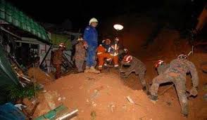 Fenomena tanah runtuh di kawasan batu kapur (zaini, 2000) rajah 2.2 menunjukkan secara konseptual peringkat pembentukkan lubang benam. Tanah Runtuh Hulu Langat 25 Mangsa 15 Meninggal Sembilan Selamat Satu Masih Hilang Pak Din