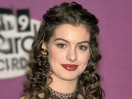 Anne Hathaway deslumbra en la Met Gala 2025 con un look que la hace  irreconocible