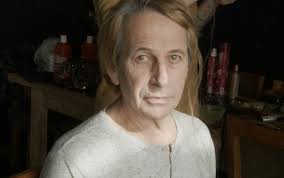 Entre disparos y boleros, una relación apasionada florece entre un travesti solitario y un joven guerrillero durante la dictadura de pinochet. Exclusivo Mira El Tercer Cuerpo Corto Que Muestra La Transformacion De Alfredo Castro En La Loca Del Frente Para Tengo Miedo Torero