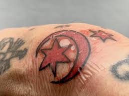 A los angeles trouble shooter is called in to solve problems of the city's elite. Dr Made Steht Auf Halle Mark Benecke Lasst Sich Wappentattoo Stechen Du Bist Halle
