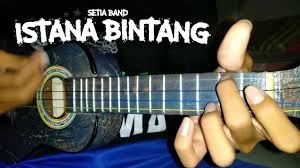 Website yang berisi kumpulan chord (akord) / kunci gitar mudah dan dasar beserta lirik lagu indonesia maupun mancanegara. Istana Bintang Setia Band Cover Kentrung Senar 4 Melodi Intronya Keren Anjayy Youtube