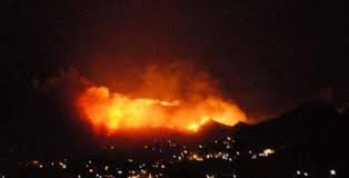 Στην περιοχή πνέουν ισχυροί άνεμοι. Megalh Fwtia Sthn Karysto Koinwnia Athens Magazine