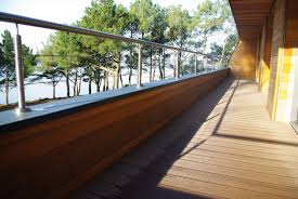 Cette terrasse en bois dont le niveau du sol support est inférieur au terrain principal a permis d'étendre ce dernier en offrant une nouvelle espace (.) vue des bandeaux de finition 2. Garde Corps Exterieur En Acier Ou Inox Fabric Metal