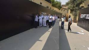 لا تتعجب، روسيا لا تشارك باسمها ولا علمها وإنما تخوض المنافسات تحت مسمى فريق الاتحاد الروسي لكرة القدم. Ø§Ø³ØªÙ†ÙØ§Ø± Ø£Ù…Ù†ÙŠ Ø¨Ø§Ù„Ø¬ÙŠØ²Ø© Ù‚Ø¨Ù„ Ø¥Ø¬Ø±Ø§Ø¡ Ù‚Ø±Ø¹Ø© ÙƒØ£Ø³ Ø§Ù„Ø¹Ø§Ù„Ù… Ù„ÙƒØ±Ø© Ø§Ù„ÙŠØ¯ Ø§Ù„ÙˆØ·Ù† Ø§Ù„ÙŠÙˆÙ…