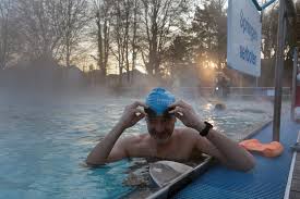 Der stadtteil hausen ist geprägt von der nidda. Frankfurt Hausen Erste Schwimmer Eroffnen Freibad Saison Frankfurt